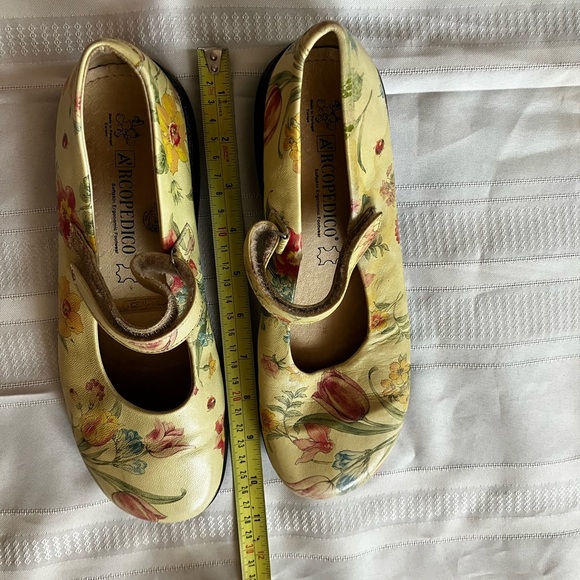 Adorable Arcopedico Leather Yellow Floral Mary Janes Flats - Picture 9 of 10